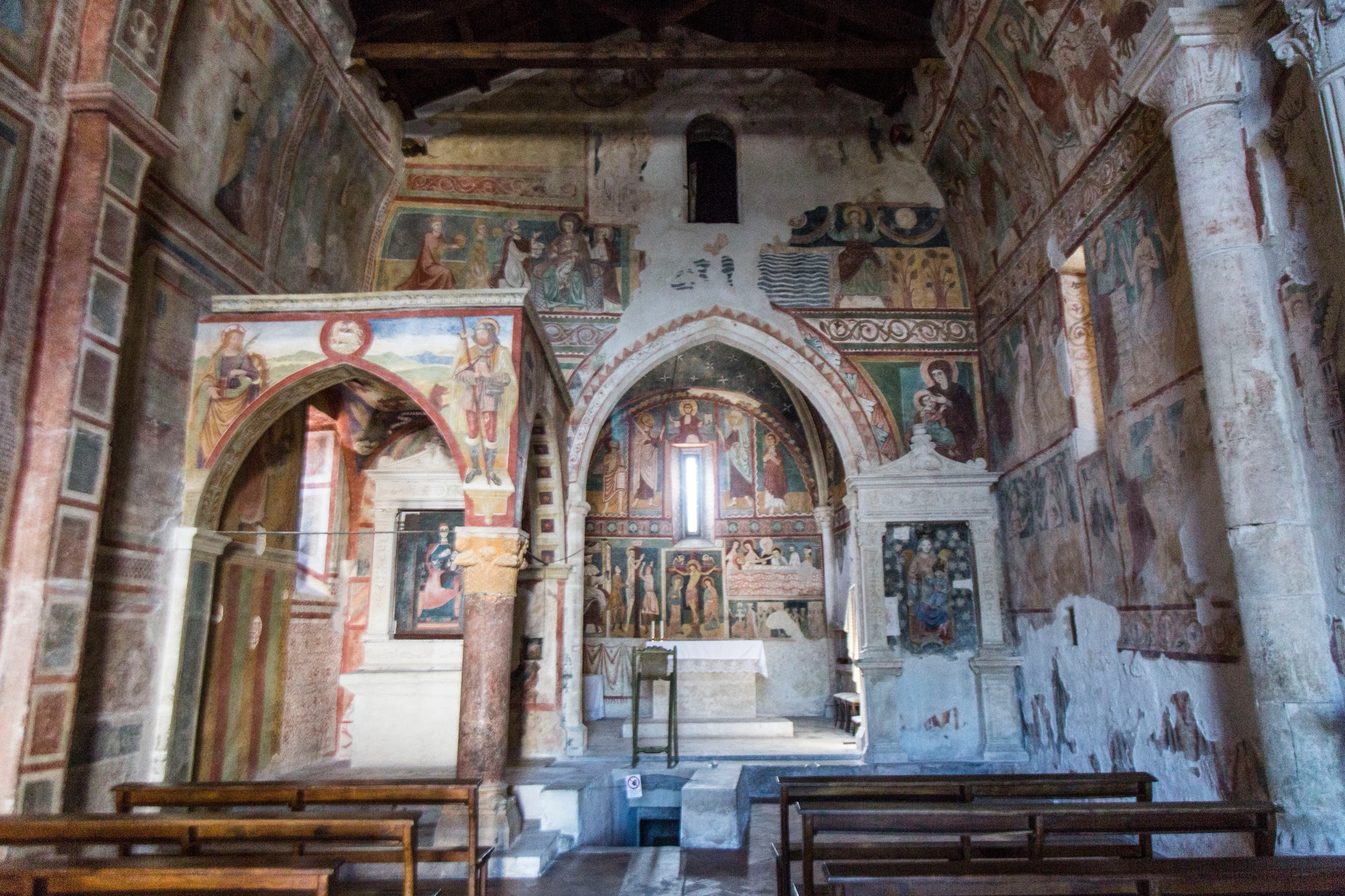 Chiesa di Santa Maria ad Cryptas: affreschi, cripta e visita