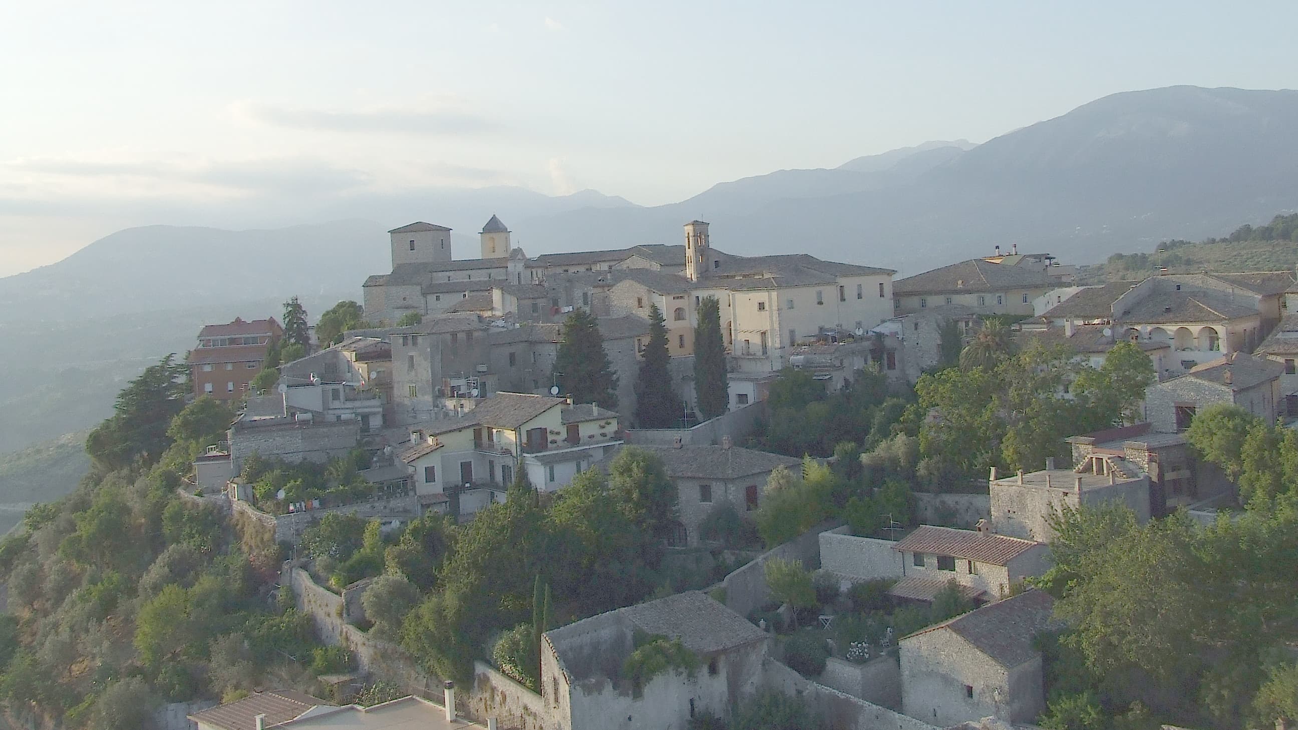 Veduta del borgo di Boville Ernica arroccato sul colle: campanili, tetti in cotto e mura di cinta, con i Monti Ernici sullo sfondo